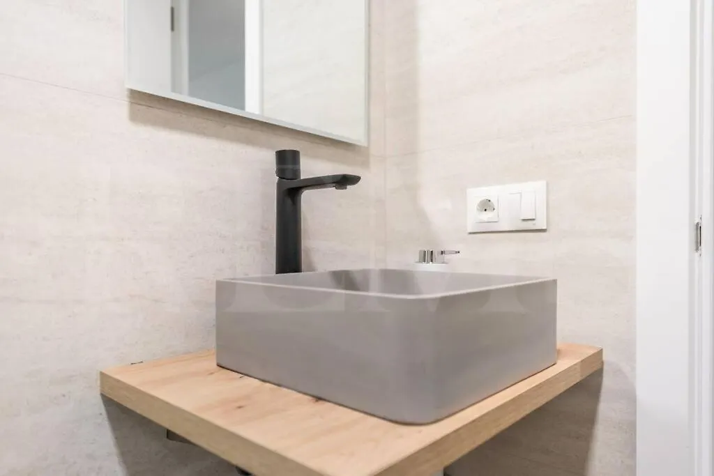 Central Apartment With Private Patio By Rems Malaga